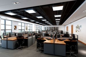 [杭州尚诚装饰]厂房改造为办公室的空间布局要点有哪些？