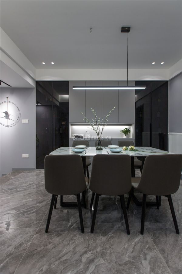 黑色玻璃酒柜搭配白色壁柜外加灰色墙布家具,不仅构图精巧更能显示出