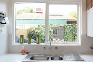 [广州喜迎门装饰]厨房窗户装修要点 厨房窗户清洗方法