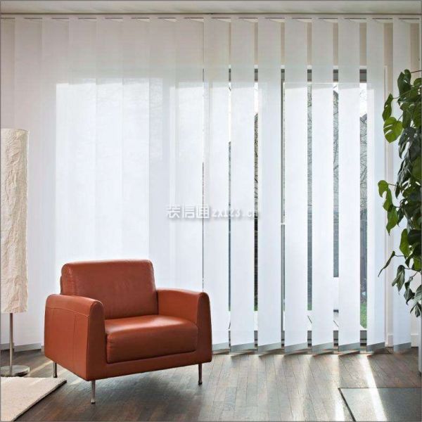 百叶帘--可以作180度调节并可以作上下垂直或左右平移的硬质窗帘.