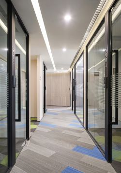 办公室走廊装修玻璃墙效果图