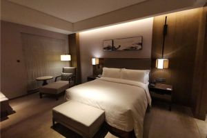 [上海全筑别墅装饰]床头台灯款式多样，应该如何选择？
