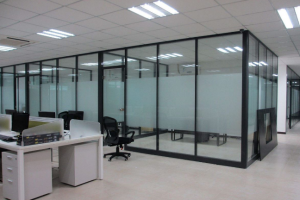 [祥夔装饰公司]办公室玻璃隔断装修以及隔断墙的特点种类