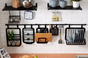 [广元梦想家装饰]厨房置物架选择什么材质的好，厨房置物架的种类有哪些！