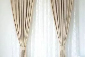 [乌鲁木齐鼎之业装饰]窗帘到底是轨道杆好还是罗马杆好？