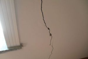 [南京尚层装饰]导致墙面开裂的原因有哪些？墙面开裂解决办法分享
