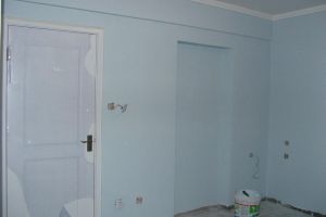[威廉装饰]为什么白灰墙不能只刷漆？墙面翻新刷漆流程