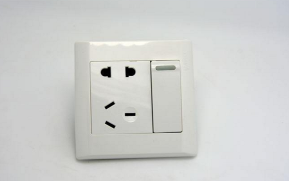 开关插座安装规范介绍:1,单相二眼插座的施工接线要求是:当孔眼横排列