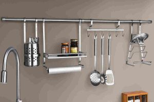厨房挂件置物架的安装方法