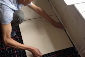 [郑州三基色装饰]新房装修地暖上面铺瓷砖还是地板