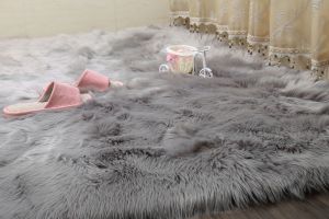 [杭州国富装饰]卧室的地毯我们应该选择哪种材质？如何清理？