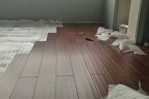 [百利装饰]木地板铺设需要注意的几个问题，预防木工偷工减料！