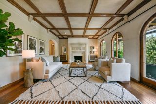 2023美式别墅客厅地毯装饰效果图片