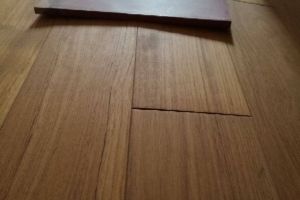 [广州喜迎门装饰]木地板为什么会起拱 怎么预防木地板起拱