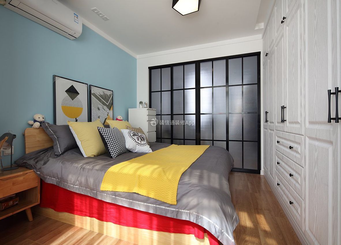 55平米小户型卧室玻璃门装修设计图片