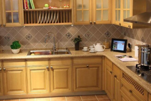 [沈阳绿港装饰]石英石橱柜优缺点 如何挑选厨房台面材料