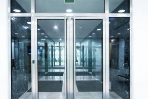 [港宏装饰公司]安装玻璃门方法 安装玻璃门注意事项