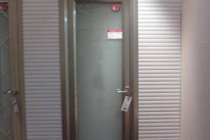 [广州三叶红装饰]家装卫生间门常用的材质有哪些