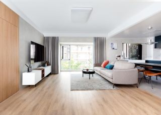 110平方米客厅浅色木地板装修设计效果图
