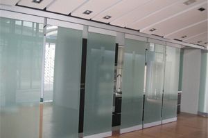[南充交换空间装饰]活动玻璃隔断特点 活动玻璃隔断设计技巧