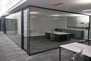 [上海咏佐装饰]办公室玻璃隔断怎么设计？办公室隔断如何进行色彩搭配？