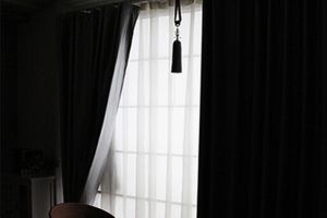 [南京东豪世家装饰]卧室怎么选择遮光窗帘？遮光窗帘选哪种材料好？