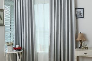 [南京东豪世家装饰]卧室怎么选择遮光窗帘？遮光窗帘选哪种材料好？