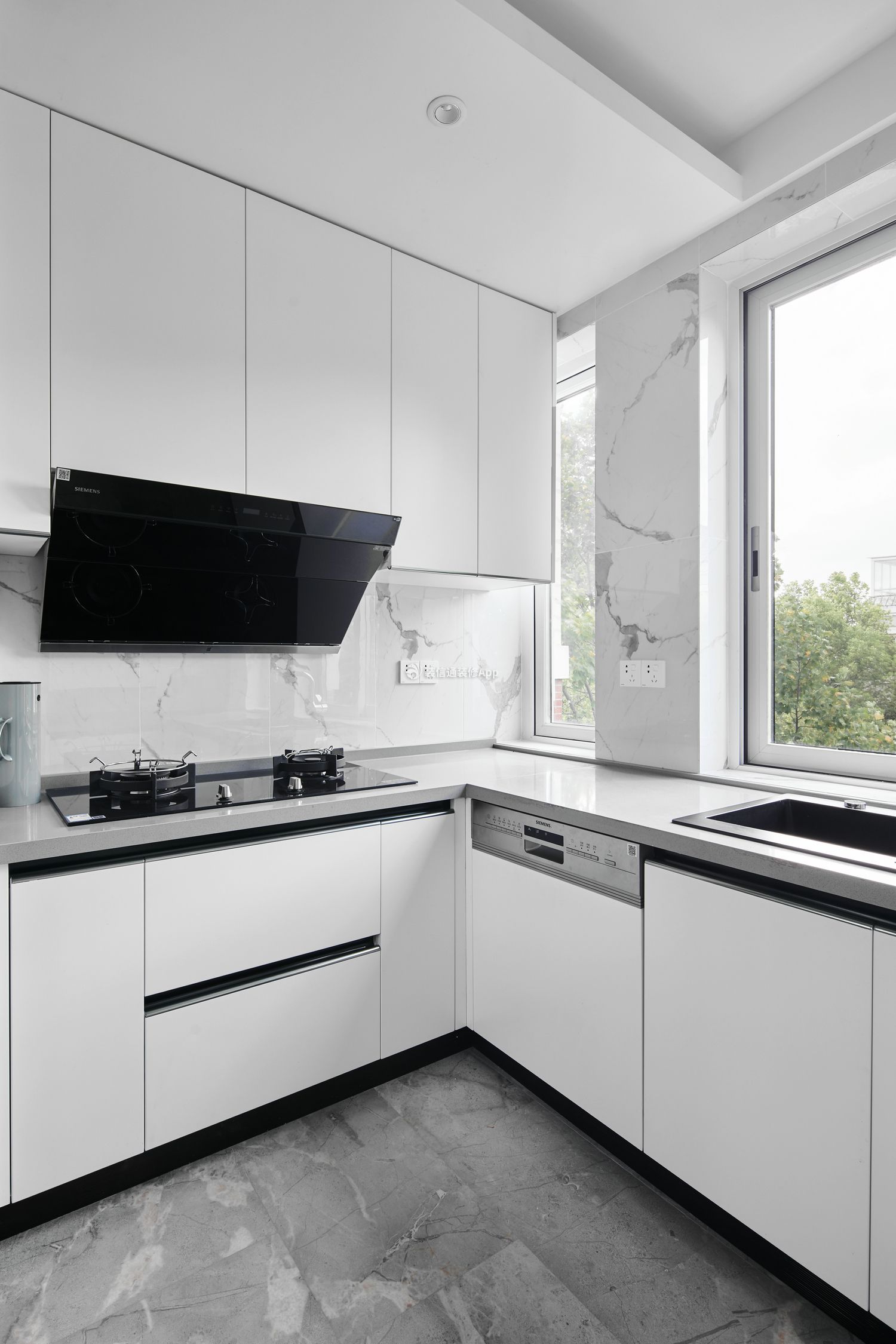 极简厨房白色橱柜设计效果图片