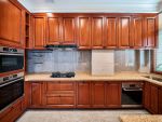 美式风格厨房实木橱柜装潢设计图片