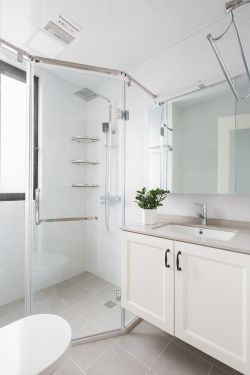 卫生间玻璃淋浴房装修设计图赏析