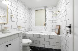 卫生间砖砌浴缸装潢设计效果图