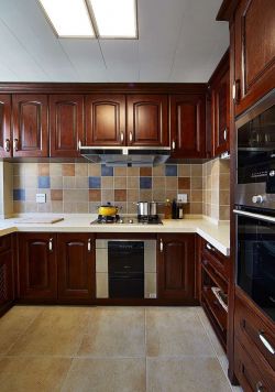 美式风格厨房实木橱柜装修设计图