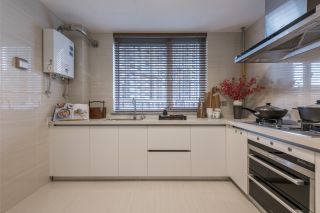 厨房橱柜简约白色装饰效果图