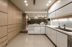 现代风格厨房白色橱柜装饰设计图片