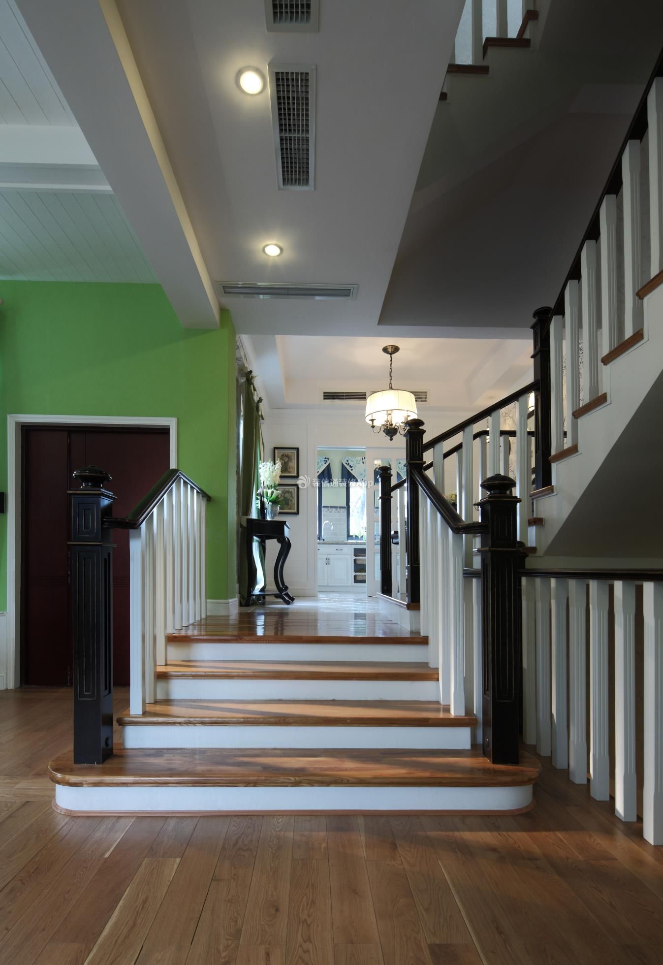 2017美式风格复式家居楼梯间过道斜顶阁楼吊灯装修效果图 – 设计本装修效果图