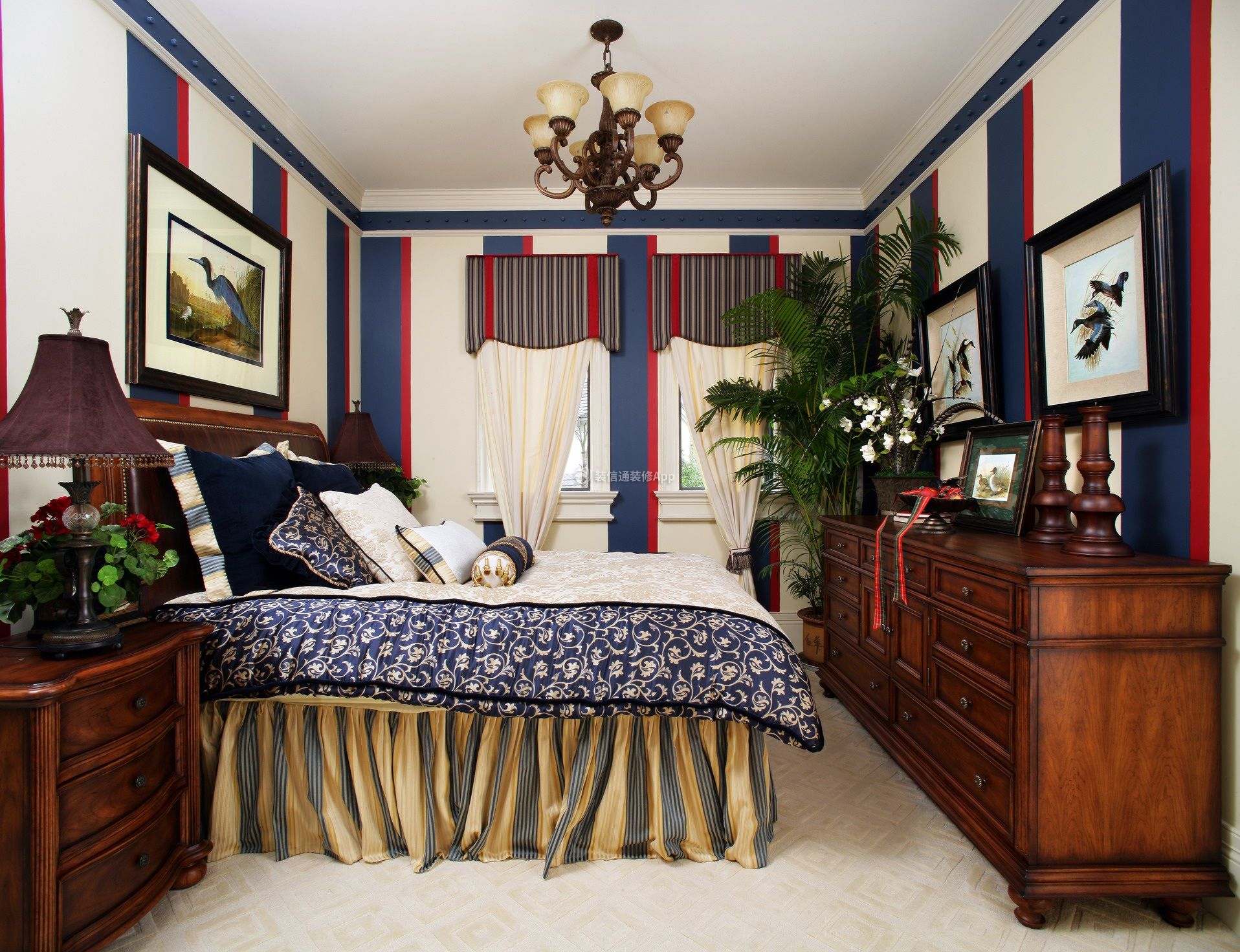 美式风格卧室装修实木家具布置图片