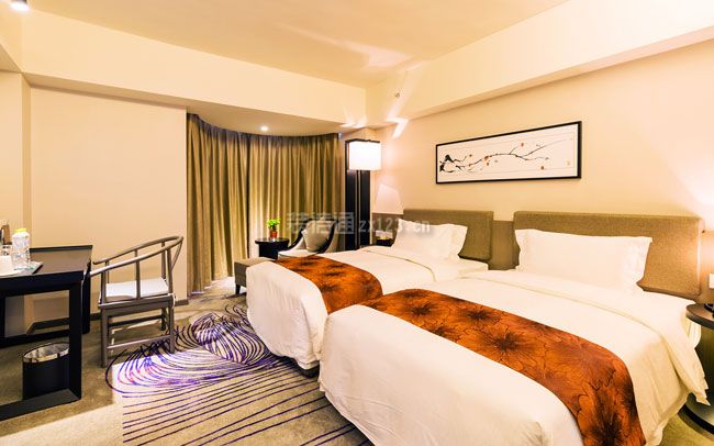 酒店双人床图片 酒店双人间装饰设计效果图