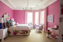 卧室背景墙粉色装饰设计效果图