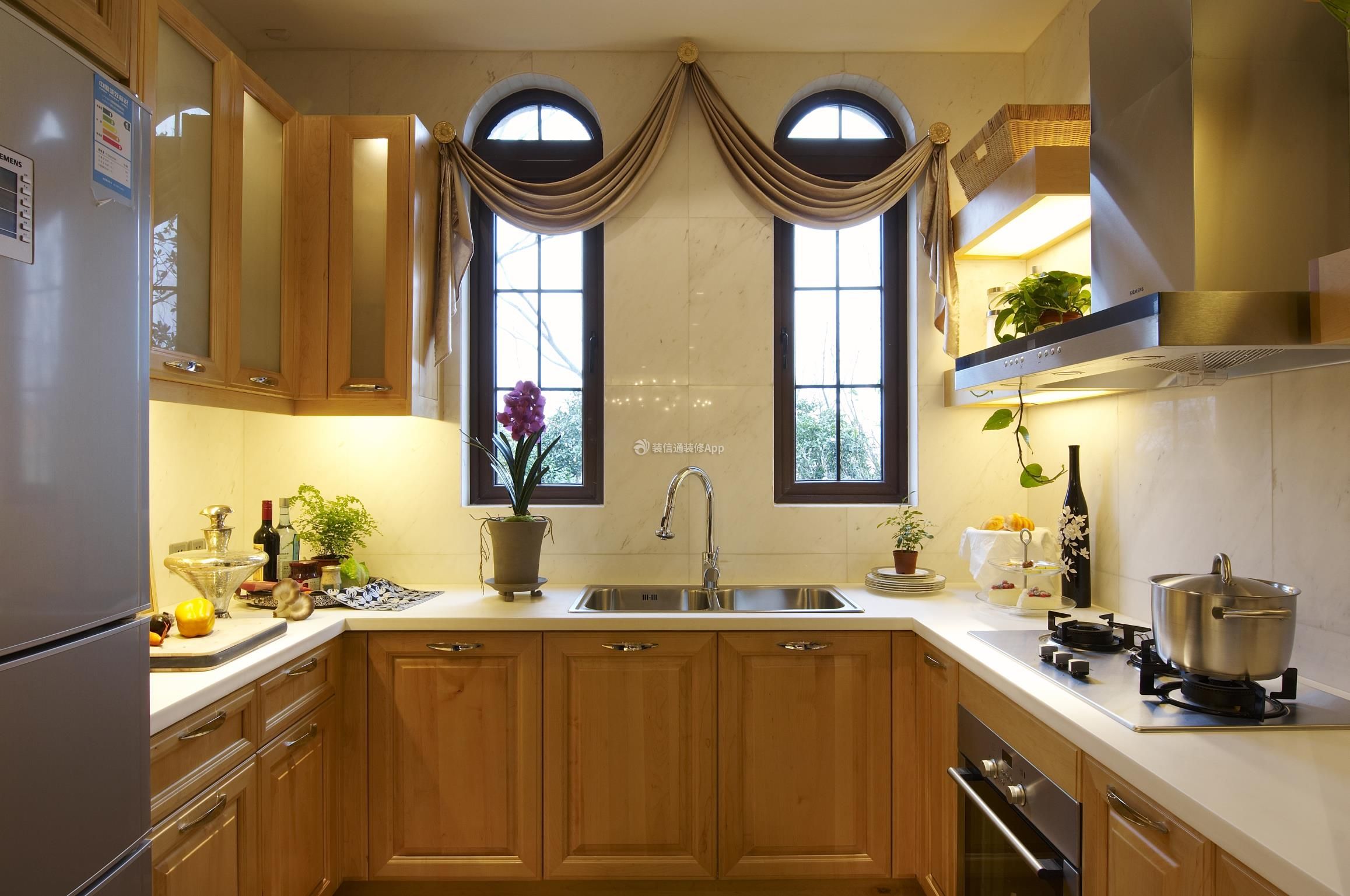 家庭厨房橱柜装潢设计效果图片: