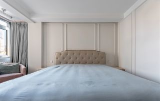现代简约卧室床头装潢设计案例图