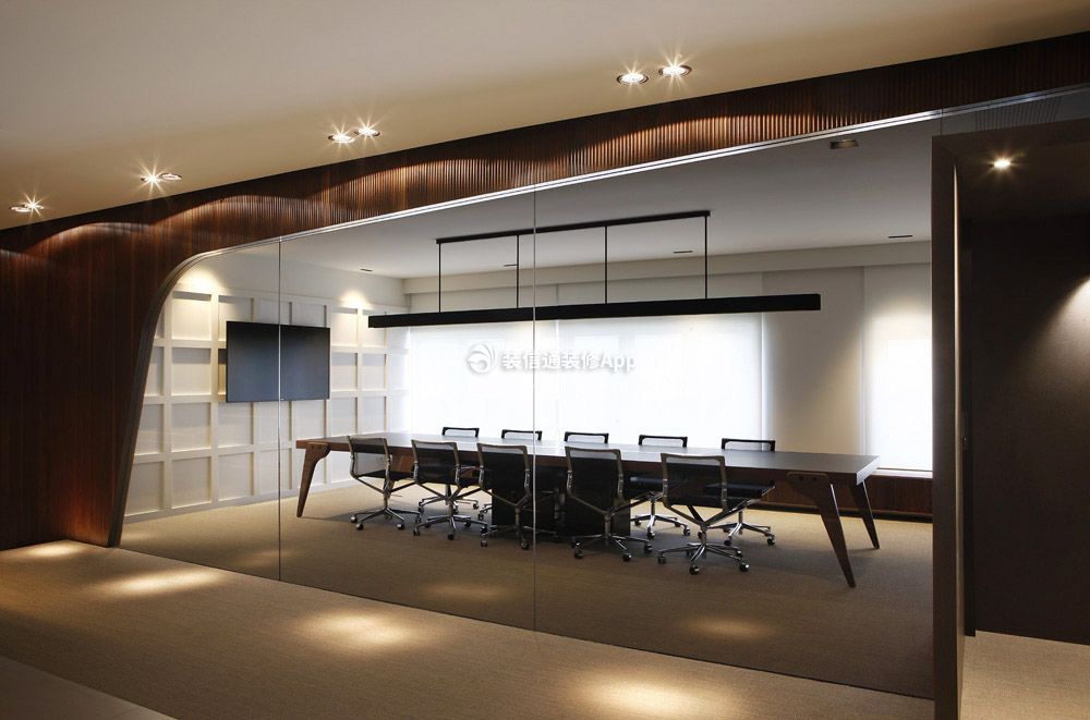 武汉办公室内会议室透明玻璃隔断装修效果图