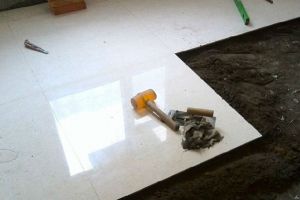 [成都鲁班装饰]家里装修选瓷砖还是铺地板？