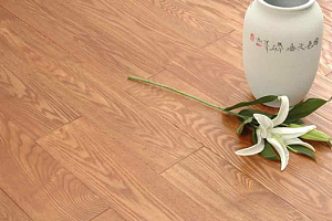 木地板与瓷砖接缝